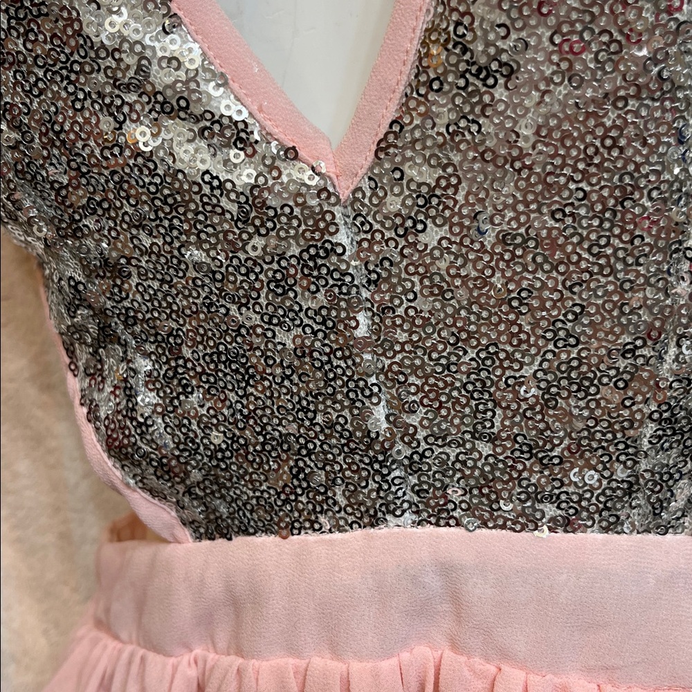 🩶🩷🩶🩷🩶SILVER SEQUIN & LIGHT PINK DRESS. ABOVE THE KNEE🩷🩶🩷🩶 - Picture 3 of 6
